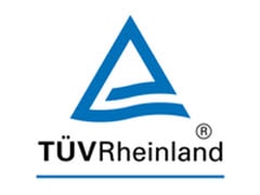 Logo triangolare blu di TÜV Rheinland con tre linee sotto, e testo sottostante in nero.
